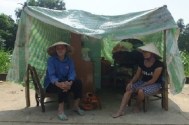 Ảnh: Thời Đại (https://www.baomoi.com/thanh-hoa-nhieu-ho-dan-van-phai-dung-leu-song-tam-tren-de/c/23587906.epi)