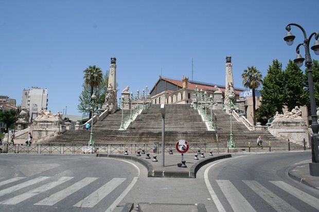800px-escalier_de_la_gare_marseille-saint-charles