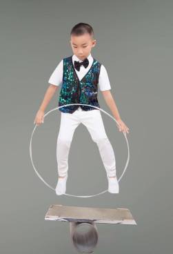 Hai anh em biểu diễn giữ thăng bằng