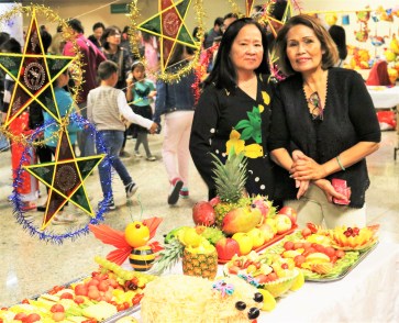 Cô Pauline (bên phải) trong sự kiện Tết Trung Thu 2016 tại Palais des Congrès, sự kiện do Hội NVNTP thu hút hơn 1200 người tham gia.