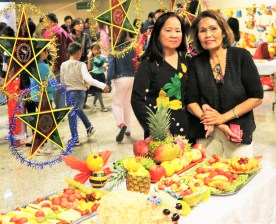 Cô Pauline (bên phải) trong sự kiện Tết Trung Thu 2016 tại Palais des Congrès, sự kiện do Hội NVNTP thu hút hơn 1200 người tham gia.