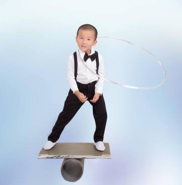Hai anh em biểu diễn giữ thăng bằng