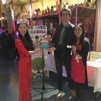 TS. Hương Đặng trao phần thưởng cho vị khách tham gia trò chơi